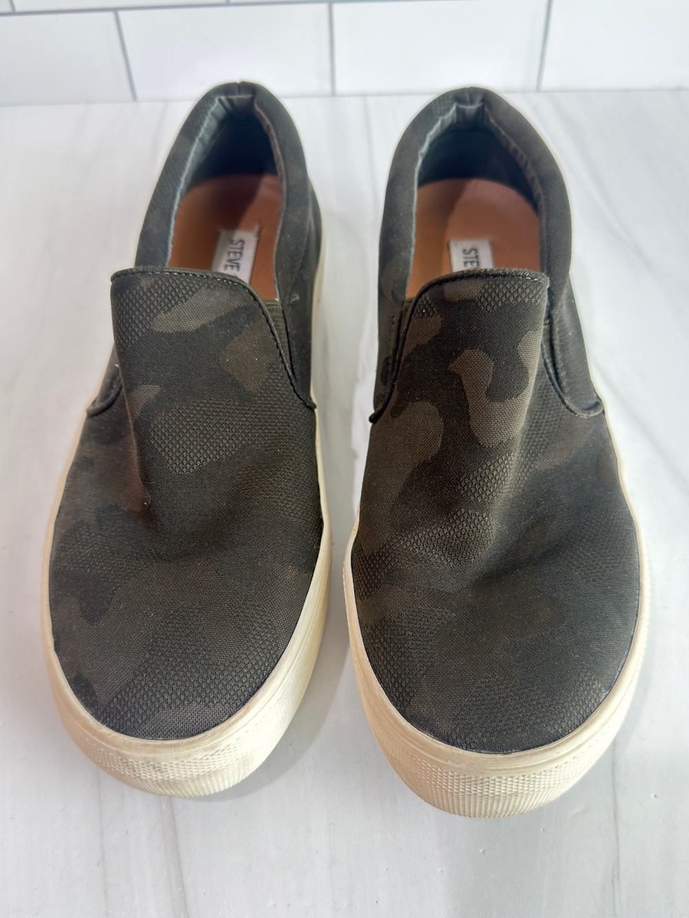 STEVE MADDEN GILLS CAMO SLIP ON SNEAKERS CASUAL FUN Size 7